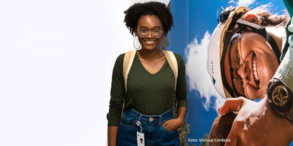 Vale programa de aceleracao de carreiras para mulheres negras foto de uma funcionaria sorrindo